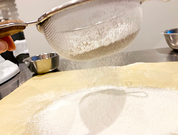 国産小麦・特宝笠を使用。味わい深い生地に仕上げます。