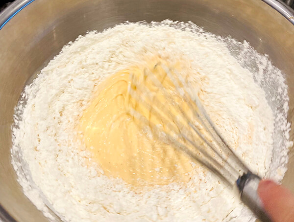 国産小麦・特宝笠を使用。味わい深い生地に仕上げます。