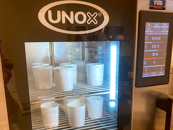 最新型・電子パネルのスチームコンベクションオーブンで焼き上げます。